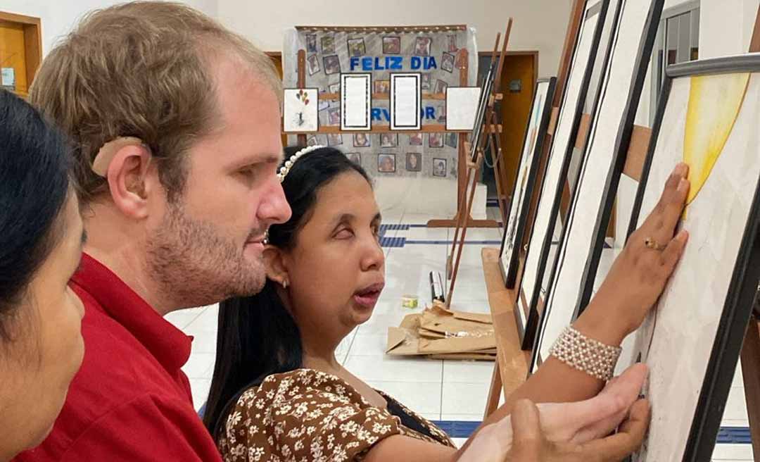 Projeto "Artes Visuais nas Escolas" leva exposição inclusiva a pessoas com deficiência visual no Acre