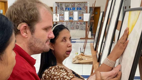 Projeto "Artes Visuais nas Escolas" leva exposição inclusiva a pessoas com deficiência visual no Acre