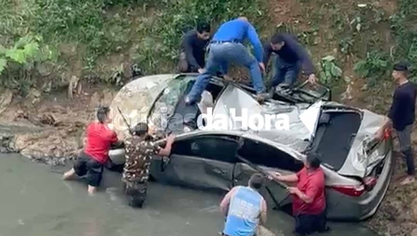 Motorista perde controle do carro e cai dentro de igarapé São Francisco, na Capital