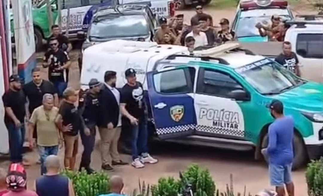 Acusado de liderar grupo criminoso, comandante da PM em Boca do Acre tem nome gritado por populares após se entregar à Justiça