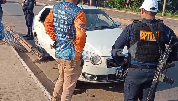 Motorista perde o controle de veiculo e capota na Avenida Amadeu Barbosa, 2° Distrito da Capital