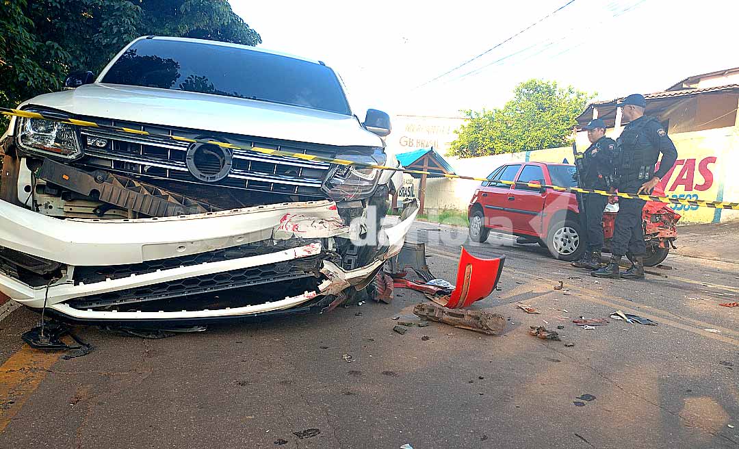 Colisão entre caminhonete e carro de passeio deixa homem ferido no bairro Adalberto Sena