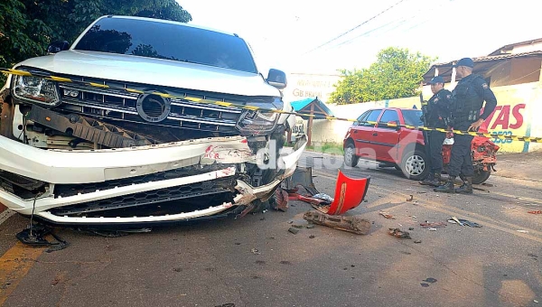 Colisão entre caminhonete e carro de passeio deixa homem ferido no bairro Adalberto Sena