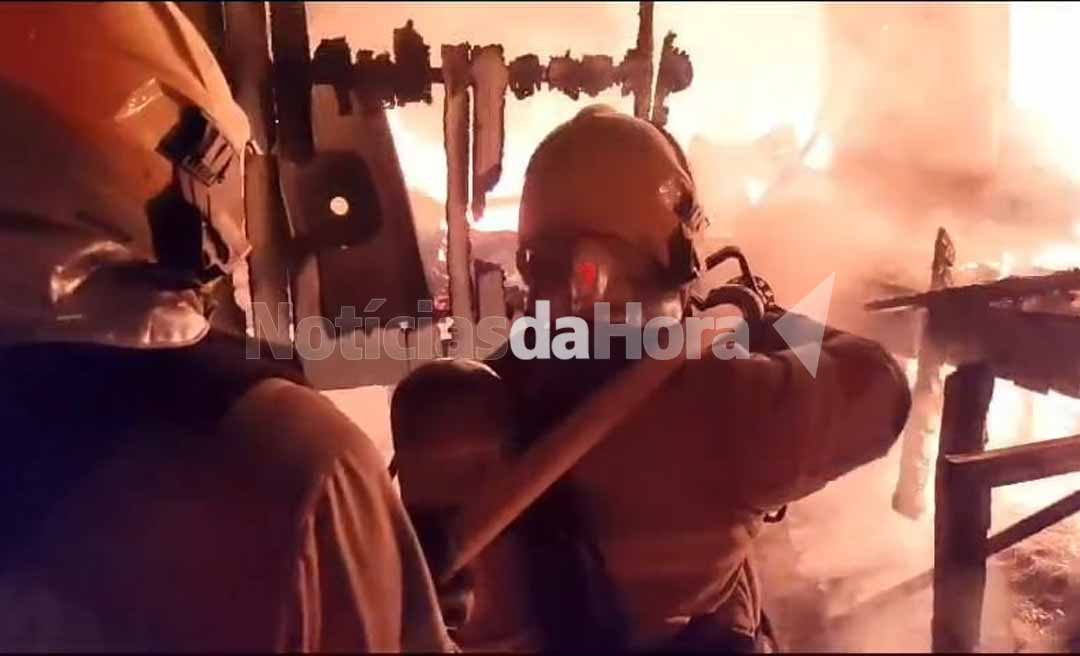 Incêndio destrói casa no Bujari; bombeiros evitam tragédia maior