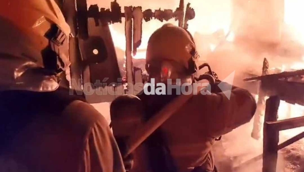 Incêndio destrói casa no Bujari; bombeiros evitam tragédia maior