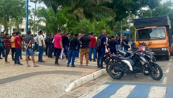 Vigilantes protestam contra demissões em frente à Prefeitura de Rio Branco: “Muitos já com aviso prévio assinado”