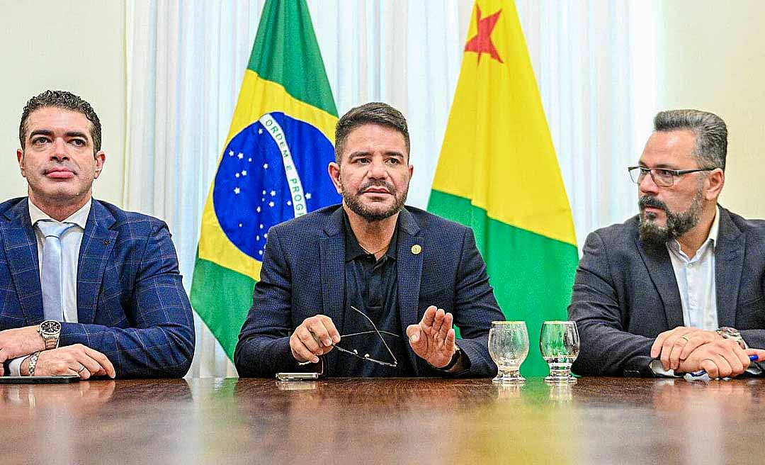 Governador Gladson Cameli recebe da bancada federal caderno de projetos de emendas parlamentares para 2025