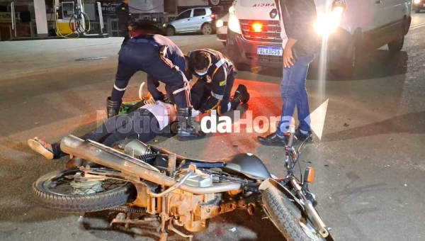 Colisão entre carro e moto deixa mulher ferida na Rua Minas Gerais