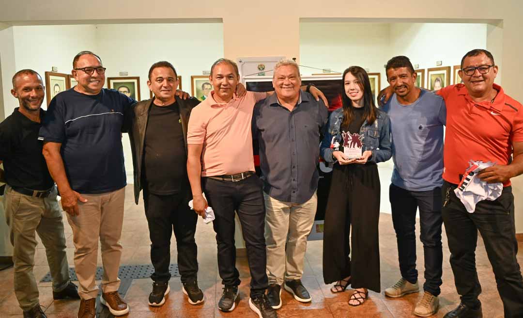 Equipe celebra o sucesso do projeto "O Fenômeno Rayo Laser" no Teatro Hélio Melo