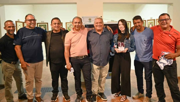 Equipe celebra o sucesso do projeto "O Fenômeno Rayo Laser" no Teatro Hélio Melo