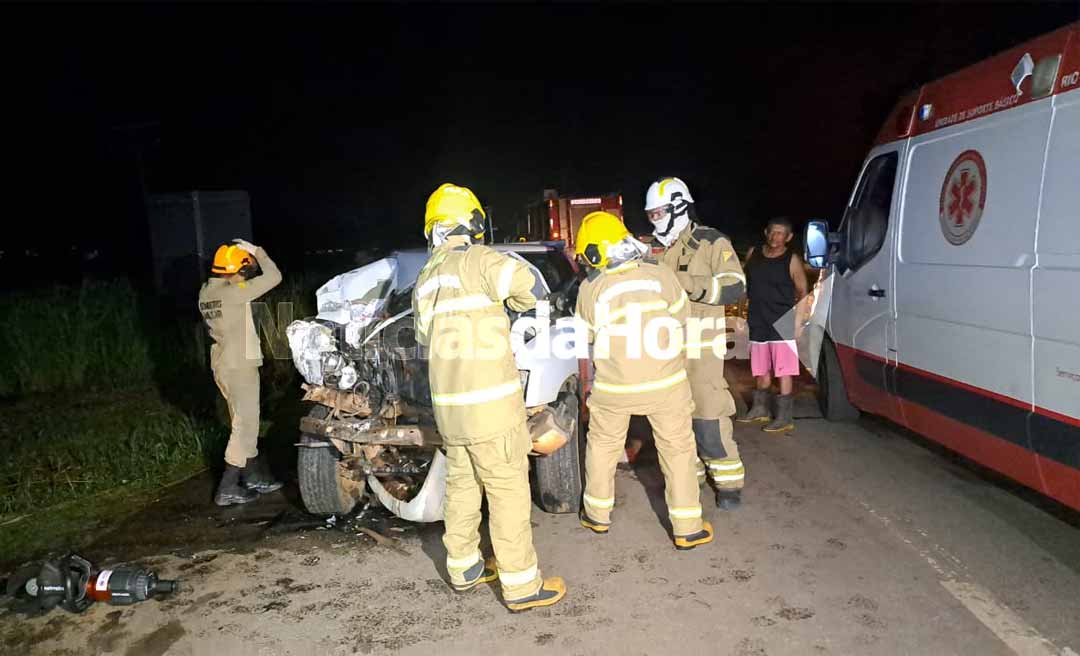 Colisão de caminhonete com rolo compactador deixa três pessoas feridas na BR-364