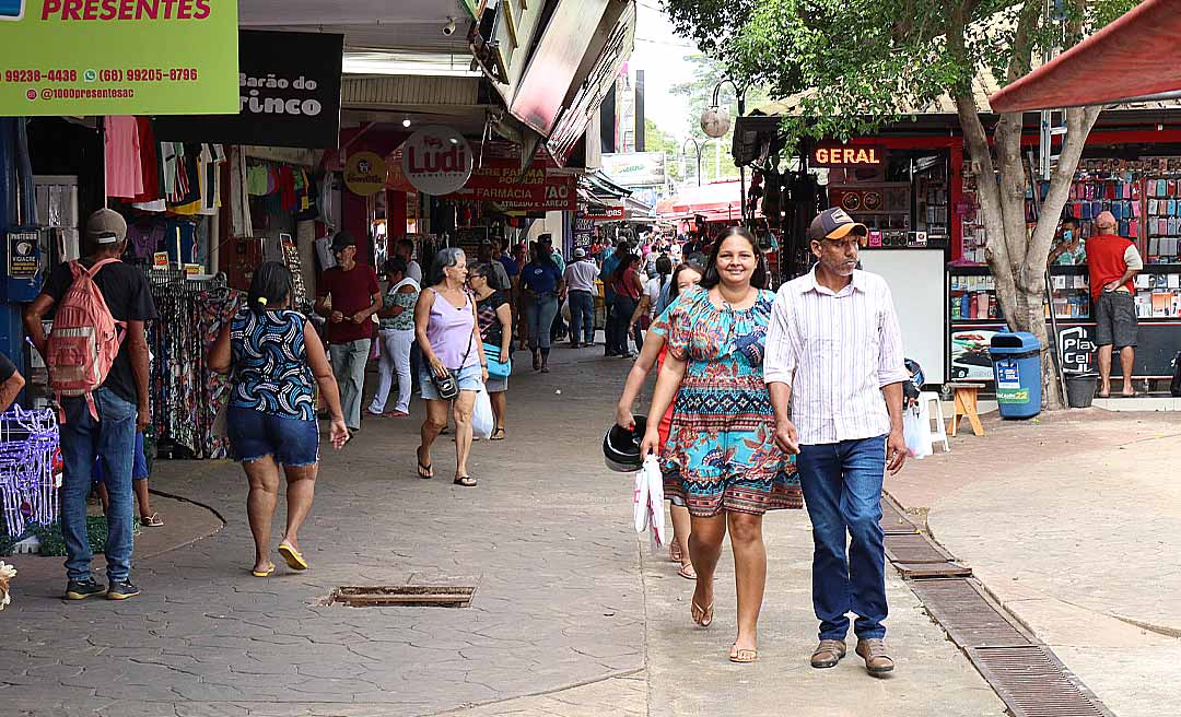 Movimentação ainda é “fraca” em busca dos presentes de Natal no Calçadão da Benjamim Constant, a nossa “25 de Março”