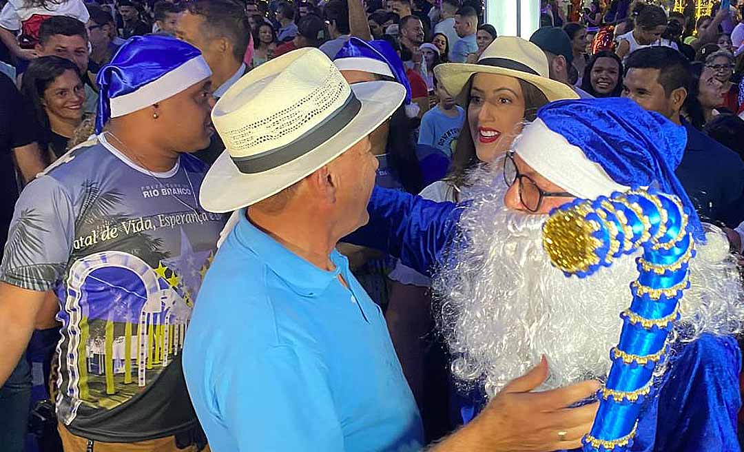 Com abraço do prefeito no Papai Noel Azul, Rio Branco dá início à magia do Natal na Praça da Revolução com o acender das luzes natalinas