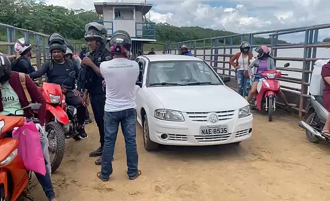 Moradores de Rodrigues Alves criticam condições de travessia no Rio Juruá: "É uma balsa ou um curral de boi"