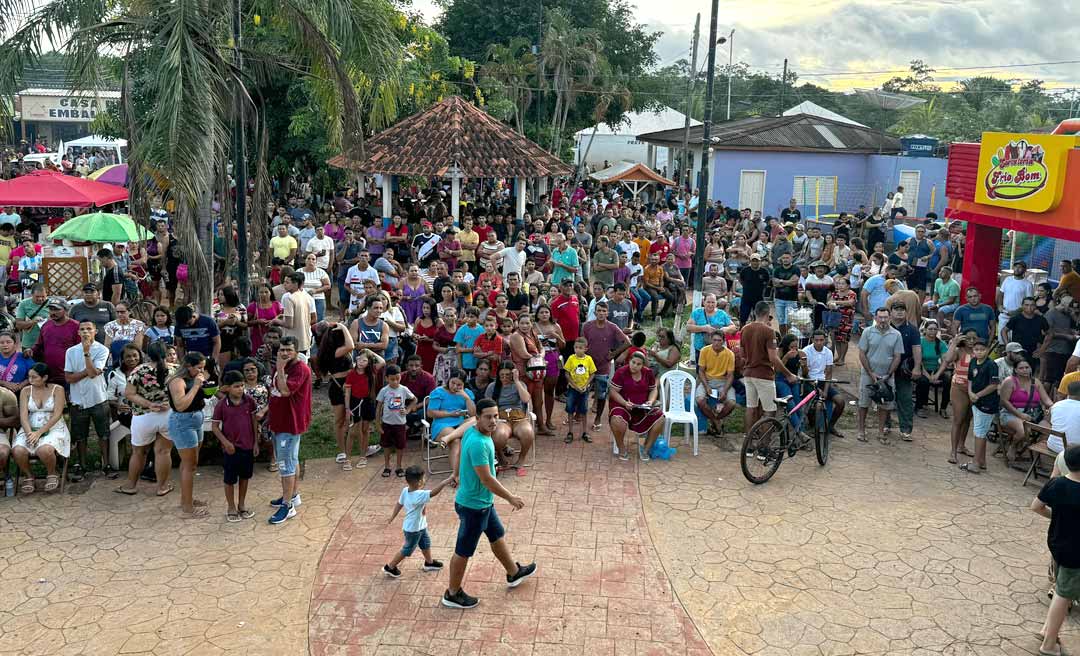 Bingão da turma de matemática da UEA reúne grande multidão na Praça Assém Mustafa, em Boca do Acre