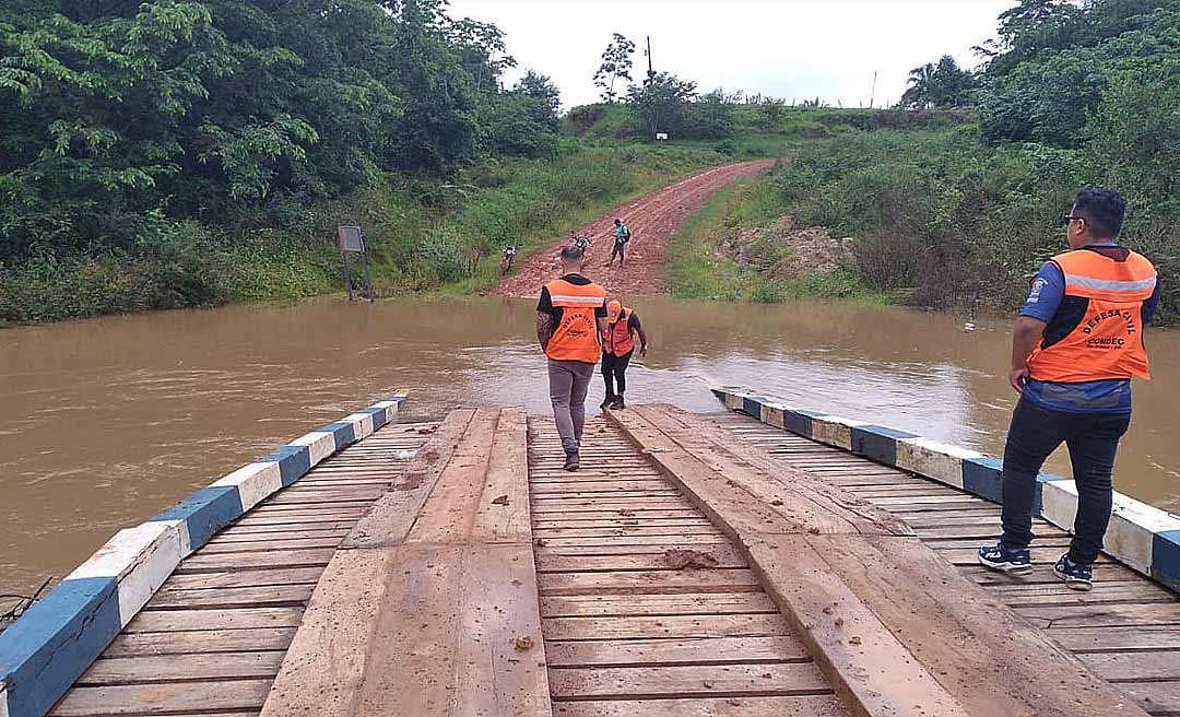 Ponte na zona rural de Rio Branco fica debaixo d'água após transbordamento do Riozinho do Rola