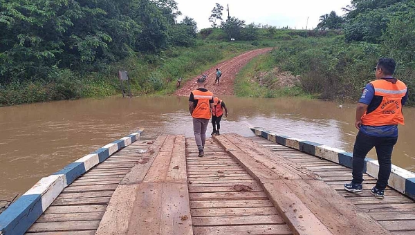 Ponte na zona rural de Rio Branco fica debaixo d'água após transbordamento do Riozinho do Rola