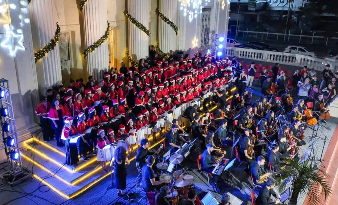 Sob as luzes do Palácio Rio Branco, Cantata de Natal emociona centenas de pessoas: ‘Façam ações positivas’, diz governador