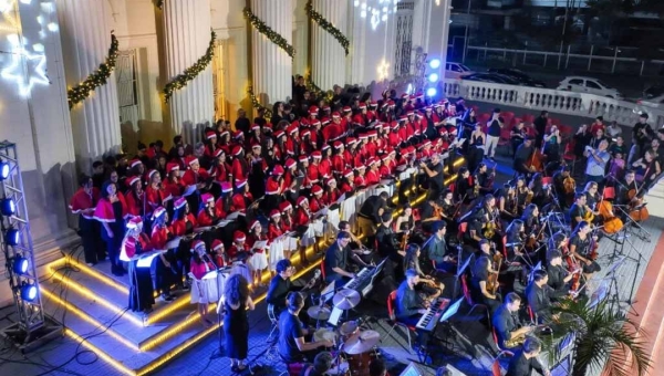 Sob as luzes do Palácio Rio Branco, Cantata de Natal emociona centenas de pessoas: ‘Façam ações positivas’, diz governador