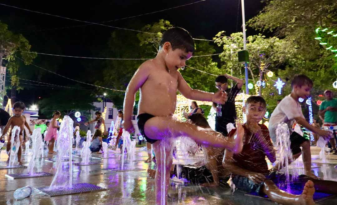 Fonte luminosa na Praça da Revolução encanta crianças e vira destaque das festas de fim de ano em Rio Branco