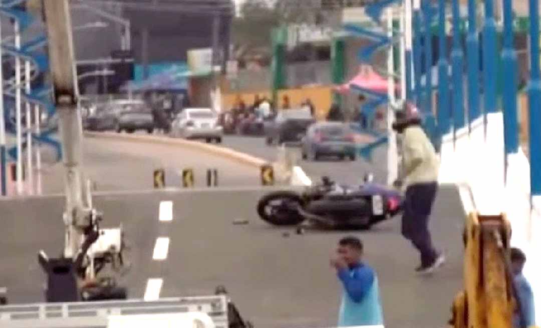 Motociclista invade elevado Beth Bocalom, bate em mureta e quase atropela trabalhador; veja o vídeo