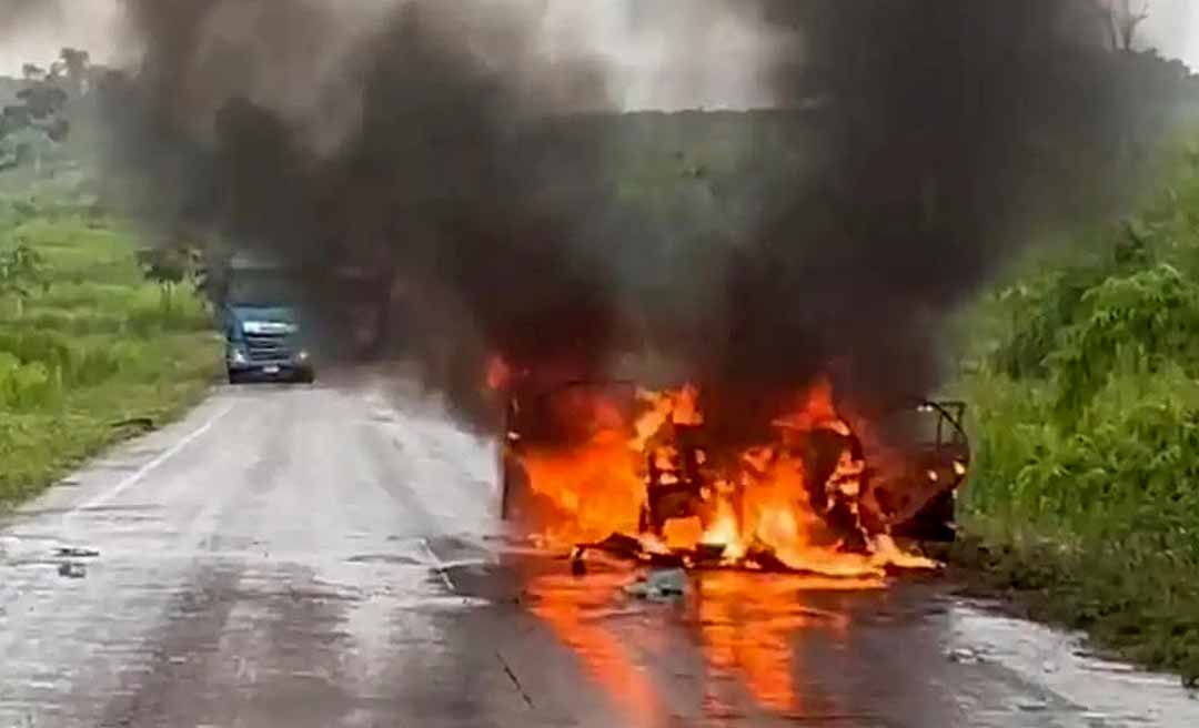 Acidente no interior do Acre: Veículo pega fogo e explode na BR-364 entre Manoel Urbano e Sena Madureira