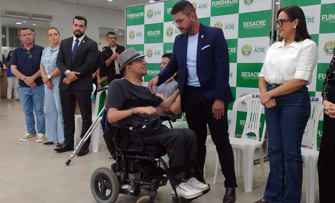 Na Fundação, Gladson entrega material permanente para a Oficina Ortopédica de Rio Branco