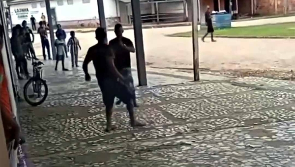 “Me dê meu cigarro!” - Briga por bituca de cigarro em Manoel Urbano viraliza nas redes sociais; veja o vídeo