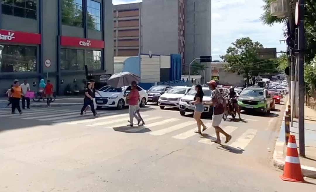 Implantação de rede coletora de esgoto na Avenida Brasil deixa trânsito lento no Centro de Rio Branco