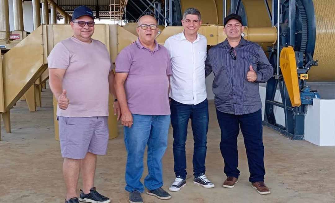 Calegário visita Complexo Industrial do Café em Mâncio Lima ao lado do vereador Jean Lima