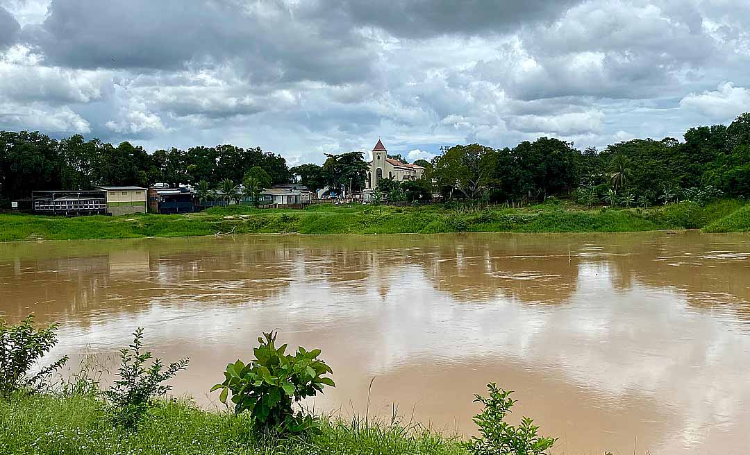 Rio Acre registra nova redução no nível das águas na Capital; manancial permanece abaixo da cota de alerta