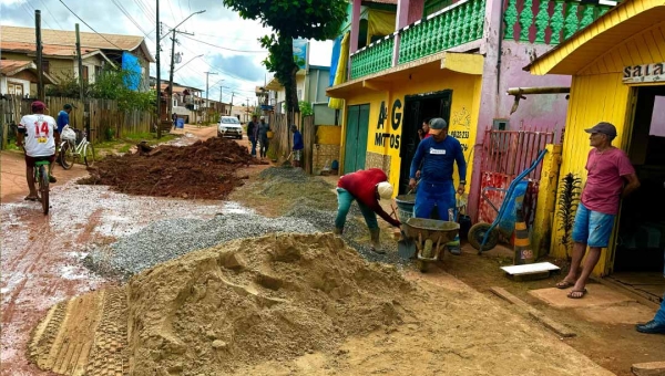 Prefeitura de Boca do Acre realiza reparos paliativos em ruas da cidade devido ao inverno amazônico