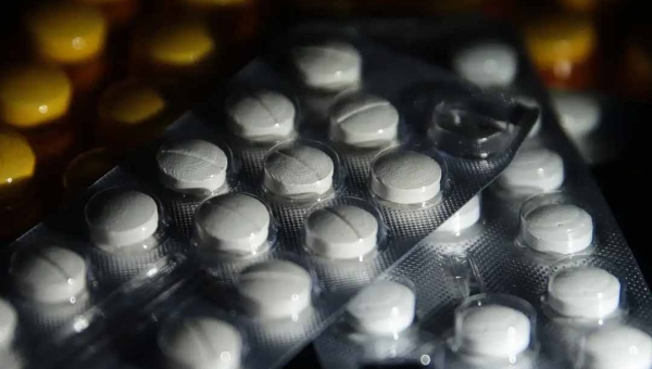 Justiça Federal suspende norma que autoriza farmacêuticos a prescreverem remédios