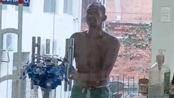 Homem em situação de rua tenta invadir comércio no interior do Acre; acusado arrombou porta da loja