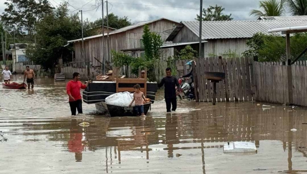Rio Envira ultrapassa cota de transbordamento e deixa famílias desabrigadas em Feijó