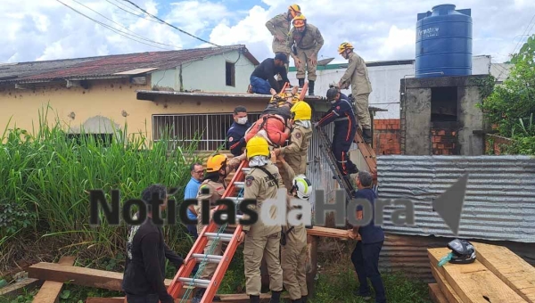 No Raimundo Melo, bombeiros e Samu resgatam idoso em telhado após descarga elétrica