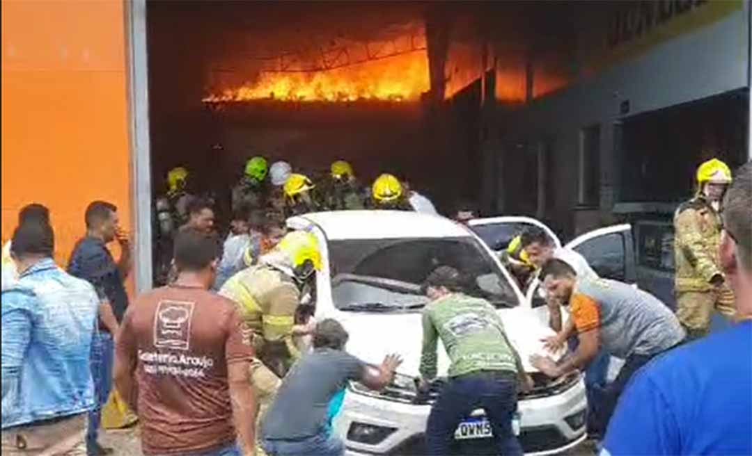 Incêndio atinge sede da Fiat em Cruzeiro do Sul; chamas e a fumaça densa podem ser vistas de diferentes pontos da cidade