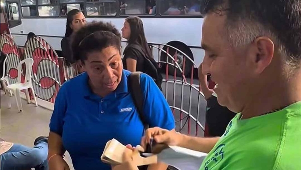 Vereador Eber Machado realiza “quiz” no Terminal Urbano de Rio Branco e premia participantes com R$ 100