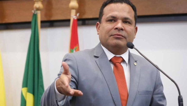 Tadeu Hassem denuncia que empresa contratada para recuperar a BR-317 está tapando buracos que não existem