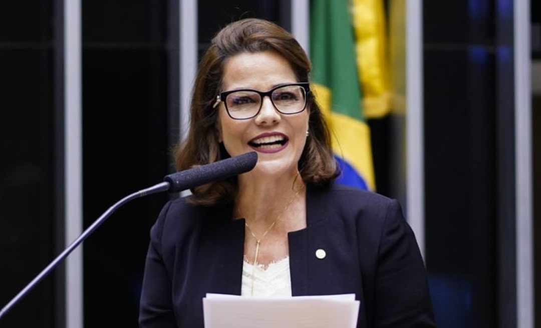 Mara Rocha lembra articulação em Brasília que permitiu entrega de títulos definitivos a famílias de bairro de Cruzeiro do Sul