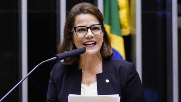 Mara Rocha lembra articulação em Brasília que permitiu entrega de títulos definitivos a famílias de bairro de Cruzeiro do Sul