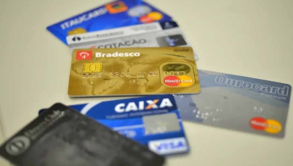 Taxas de juros do cartão de crédito rotativo avançam e chegam a 445% ao ano
