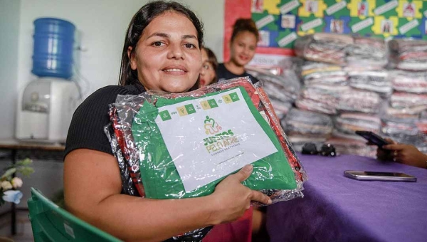 Mailza visita comunidades isoladas do Acre levando ações que aproximam o Estado da população
