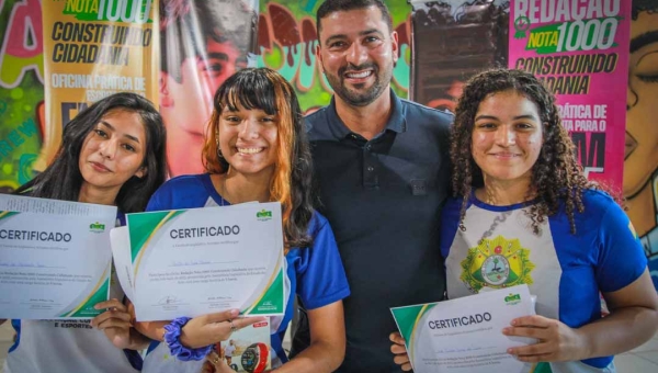 Na escola Glória Perez, Nicolau Jr. entrega certificados para 100 alunos do projeto Redação Nota Mil da Escola do Legislativo