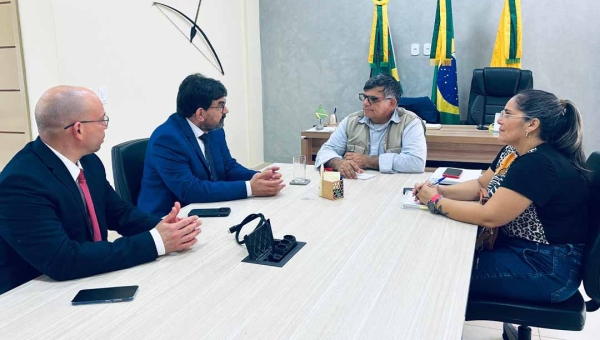Corregedor do Ministério Público realiza visita institucional à Prefeitura de Assis Brasil