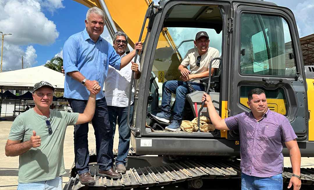 Petecão entrega máquinas e amplia investimentos em Assis Brasil, que já superam R$ 21 milhões