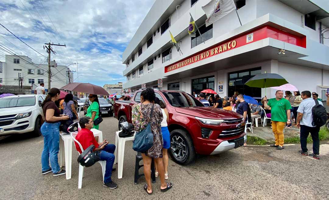 Manifestação na Câmara: Servidores da Educação em greve bloqueiam rua Hugo Carneiro e cobram apoio dos vereadores da Capital