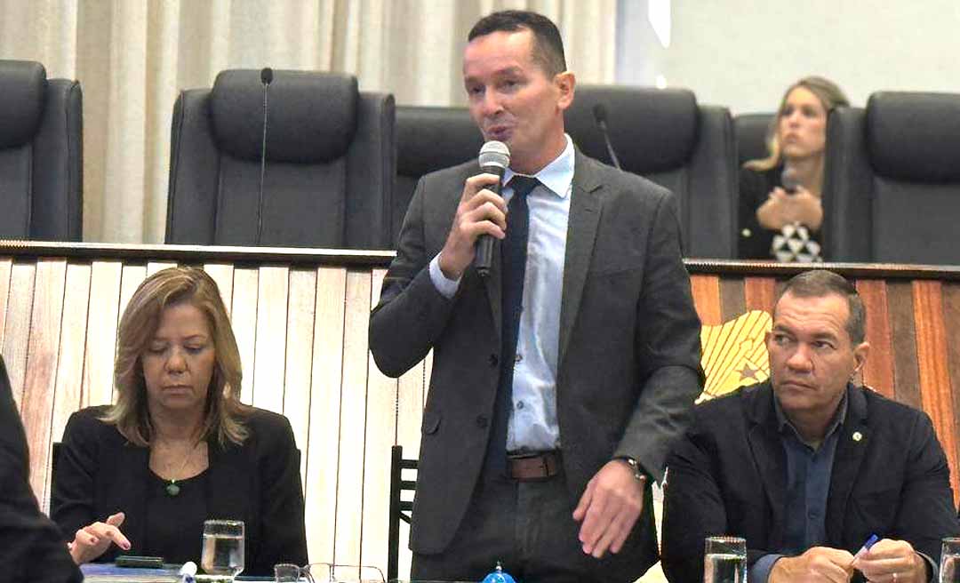Adailton Cruz lamenta ausência de secretários de Gladson e adverte: ‘vir por bem ou por mal’