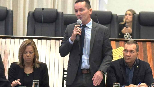 Adailton Cruz lamenta ausência de secretários de Gladson e adverte: ‘vir por bem ou por mal’