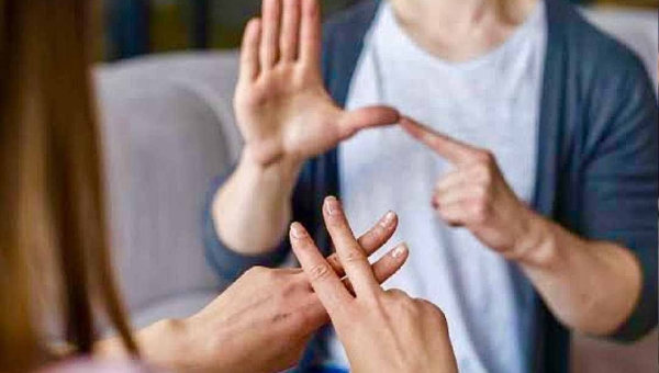 Comissão da Câmara aprova piso salarial de R$ 4 mil para tradutores e intérpretes de Libras